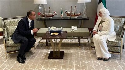 وزير الخارجية والهجرة يلتقي مع وزيرة المالية الكويتية (تفاصيل)