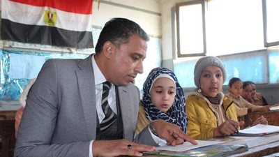 مدير تعليم الجيزة يكرم معلمة بالأجر ومدير مدارس ويحيل آخرين للتحقيق