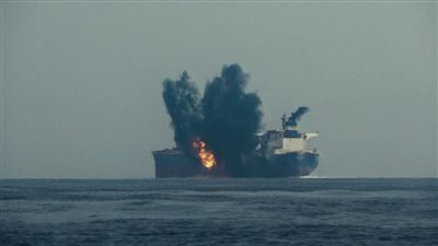 الحوثيون يستهدفون مدمرة و3 سفن أمريكية ببحر العرب وخليج عدن 