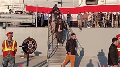 القوات البحرية تحبط محاولة هجرة غير شرعية لمركب على متنه 63 شخصا (صور) 