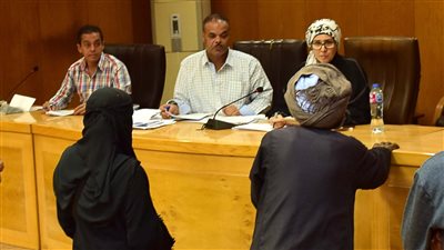 فحص شكاوى المواطنين خلال اليوم المفتوح في الأقصر (صور)