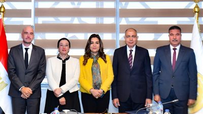 محافظ المنيا يشهد توقيع عقد إدارة وتشغيل مصنع تدوير ومعالجة المخلفات 