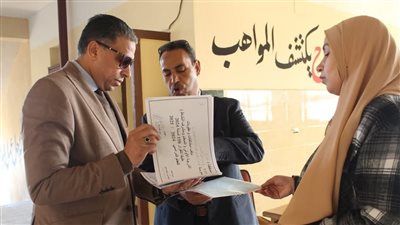 مدير تعليم الجيزة يكرم معلمة ويجازى معلم بمدرسة السلام التعليمية لهذا السبب