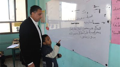 جولة لمدير تعليم الجيزة: استبعاد مدير مدرسة وتكريم عدد من المعلمين 