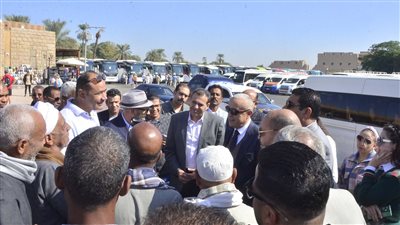 محافظ الأقصر يبحث مطالب مستأجري البازارات السياحية بساحة معبد الكرنك