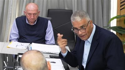 محافظ أسوان يواصل اللقاء الأسبوعى مع المواطنين لتوفير حياة كريمة لهم