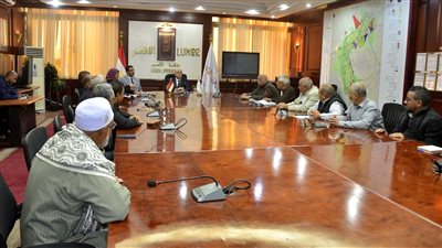 محافظ الأقصر يناقش شكاوى أهالى البعيرات في القرنة بالبر الغربي