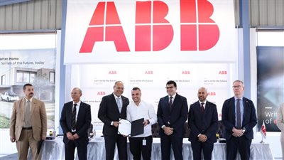 وزير العمل وسفير السويد ونائبه في زيارة لمصانع 