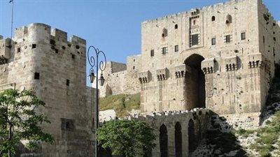 فيديو|بعد سقوط المدينة.. الجولاني يزور قلعة حلب