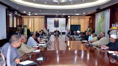 محافظ الأقصر يلتقى وفد أهالى البياضية لفحص شكواهم (صور)