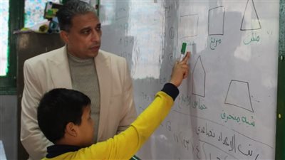 مدير «تعليم الجيزة» يكرم مديرة مدرسة ويصدر تنبيهات صارمة خلال جولة بمدارس الدقي 