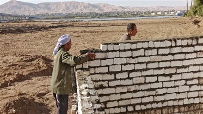 إيقاف أعمال بناء مخالف دون ترخيص في الأقصر «صور»