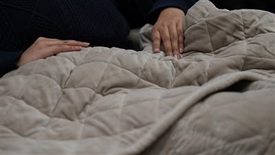 هل تساعد البطانيات الثقيلة على النوم بشكل أفضل؟