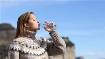 شرب الماء هو السر.. كيف يحدث الجفاف في فصل الشتاء؟