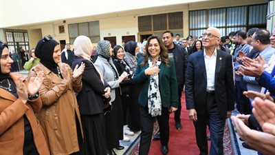 وزيرة التنمية المحلية تتفقد مركز السيطرة للشبكة الوطنية للطوارئ والسلامة بشمال سيناء