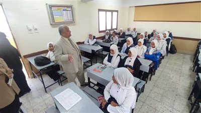 «وكيل التعليم» يتفقد انتظام العملية الدراسية بإدارة الأقصر التعليمية (صور)