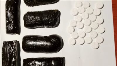 إحباط محاولة صاحبة مصنع ملابس تهريب مخدرات بمطار برج العرب