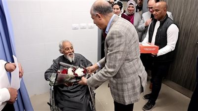 محافظ المنيا يتفقد بدء تشغيل مستشفى الأورام بسمالوط ويهدى المرضى باقات ورد