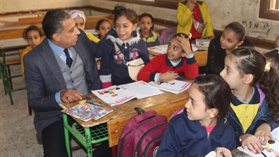 مدير تعليم الجيزة يصدر قرارات هامة خلال جولة مفاجئة لمدارس الوراق (صور)