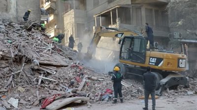 بالصور.. حالتا وفاة بانهيار عقار بالعباسية 