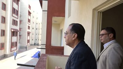 رئيس الوزراء يُسلم عددًا من عقود الوحدات السكنية لمستحقيها من أبناء بورسعيد