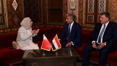 وزير السياحة والآثار يلتقي وزيرة السياحة في مملكة البحرين