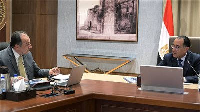 رئيس الوزراء يبحث مع وزير قطاع الأعمال تطوير قطاع القطن والغزل والنسيج