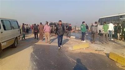 انقلاب سيارة محملة مواد غذائية بالطريق الزراعي في القليوبية