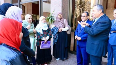 رئيس الأبنية التعليمية يتفقد أعمال الامتحان الإلكتروني للمتقدمين لشغل وظائف بالهيئة 