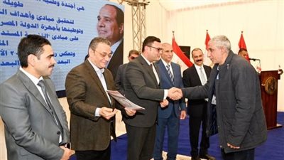 وزير الإسكان يسلم محاضر استلام الأراضي المضافة لمدينة العبور الجديدة لمستحقيها (صور)