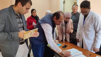مكافآت وعقوبات.. جولة تفقدية لنائب وزير الصحة بمستشفيات الفيوم