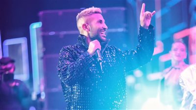 متخفيا في ملابس مهندس.. أحمد سعد يفاجئ جمهور ميدل بيست (صور)