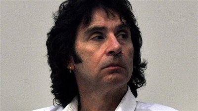  الشرطة الأمريكية تعتقل عالم الاجتماع أندرو روس بسبب شعار 