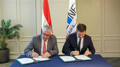 رئيس اقتصادية قناة السويس يُوقع مشروعين جديدين بالقنطرة غرب بـ38 مليون دولار 