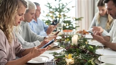 تحذير.. لا تستخدم الهاتف الذكي على طاولة العشاء