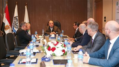 وزير قطاع الأعمال يبحث سبل رفع تركيز خام الحديد وتعظيم القيمة المضافة