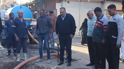 رئيس «مياه الأقصر» يتفقد أعمال إصلاح عطل مفاجئ بخط المياه (صور)