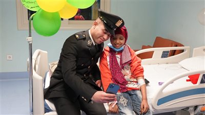 وفد وزارة الداخلية يقدم الدعم لمرضى الأورام في الأقصر (صور)