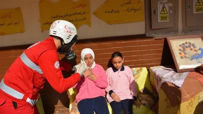 تنفيذ سيناريو افتراضي لإخلاء مدرسة هشام شتا نتيجة حدوث هزة أرضية وحريق (صور)