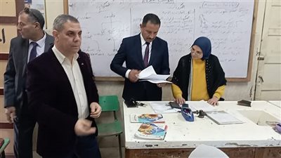 مدير التفتيش والرقابة يتفقد عدد من مدارس بني سويف ويكرم إحدى المعلمات