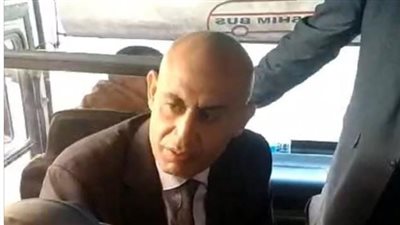 وزير التعليم يستقل «باص» الصحفيين ويجيب على أسئلتهم خلال زيارته للغربية 