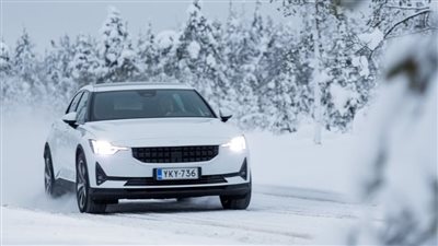 كيف يؤثر الطقس البارد على السيارة الكهربائية وشحنها؟