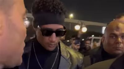 زحام شديد من الجمهور حول محمد رمضان بعد وصوله عزاء نبيل الحلفاوي