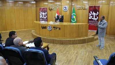 محافظ المنيا يبحث تيسير إجراءات الضرائب العقارية على أصحاب مشروعات التكتلات الاقتصادية