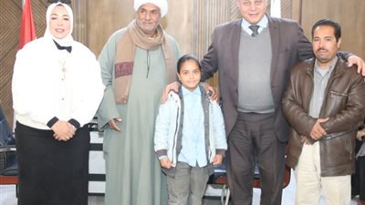 مدير تعليم قنا يكرم طالبة لإعادة 70 ألف جنيه لصاحبها