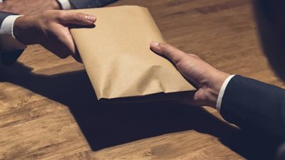 تفاصيل مثيرة في واقعة ضبط مدير التنظيم بحى الموسكى متلبسًا بتقاضي «رشوة»