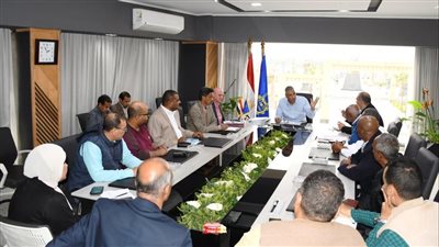 محافظ أسوان يلتقى ممثلى أهالى قرية غرب سهيل لبحث مطالبهم