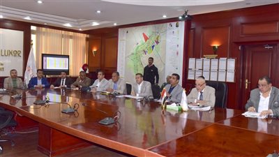 «محافظ الأقصر» يتابع مستجدات ملفي التصالح وتقنين أراضي الدولة (صور)