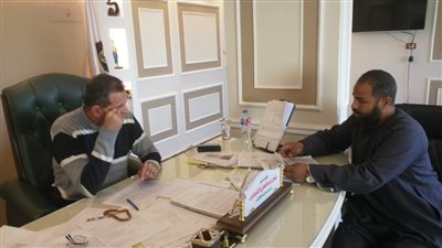 «رئيس مدينة الأقصر» يواصل فحص شكاوى المواطنين باليوم المفتوح (صور)