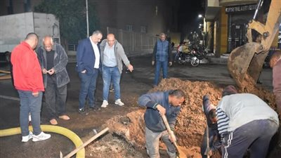 رئيس «مياه الأقصر» يتابع إصلاح خط مياه بمنطقة قصر ثقافة (صور)